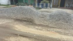 Akibat Pekerjaan Jalan Tak Kunjung Selesai, Warga Kecelakaan di Kelurahan Arombu