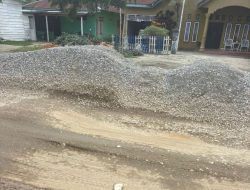 Akibat Pekerjaan Jalan Tak Kunjung Selesai, Warga Kecelakaan di Kelurahan Arombu